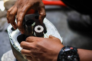 Montajı kapat ve şanzıman pompası kurulumu veya bulanık arkaplan pompaları. Bu pompalar kullanılan petrolü belirli koşullar altında bir petrol kuyuya veya tanka geri itmek için yararlıdır..