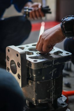 Montajı kapat ve şanzıman pompası kurulumu veya bulanık arkaplan pompaları. Bu pompalar kullanılan petrolü belirli koşullar altında bir petrol kuyuya veya tanka geri itmek için yararlıdır..