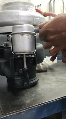 Tamircinin elini kapatın ve turbo şarj cihazının basınçlı hava üfleyerek düzgün çalışmasını sağlayın..