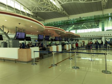 Endonezya-Balikpapan-Endonezya 28 Mart 2025 Havalimanı kontrol gişesinde, Sultan aji Muhammad Süleyman 'ın uluslararası havaalanı Endonezya' daki telaş ve koşuşturma fotoğrafı.