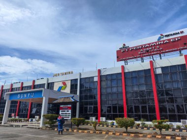 Bunyu Adası-Endonezya 30 Mart 2025 Pertamina ofis binası, Pertamina Endonezya 'nın devlet petrol ve doğalgaz şirketi..