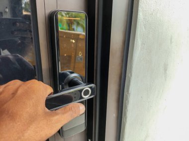 Evdeki ya da dairedeki kapıyı açarken ya da kapatırken akıllı dijital kapı kilidi için PIN numarası. NFC Teknoloji, Parmak izi taraması, anahtar kartı, akıllı telefon ve irtibatsız yaşam tarzı kavramları