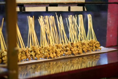 Pişmemiş Sate Padang. Padang, West Sumatra 'dan baharatlı sığır eti, Padang satay pişirme hazırlığı..