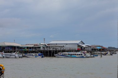 Tarakan-Kuzey Kalimantan 2 Nisan 2025 Tarakan 'daki Tengkayu Limanı' nda Tanjung Selor adlı sürat teknesine binmeye hazırlanan yolcuların atmosferi.