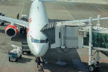 Balikpapan-Endonezya 28 Mart 2025 Aerobridge veya Garbarata Sultan Aji Muhammad Sulaiman Uluslararası Havalimanı 'nda uçak köprüleri.