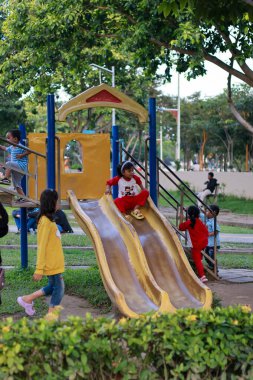 Balikpapan-Endonezya Nisan 09.2025 Çocuklar ve aileler Tiga Generasi Parkı, Balikpapan