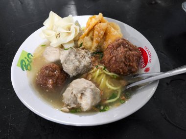 Balikpapan-Endonezya Nisan 10,2025 Bakwan Malang veya Bakso Malang, geleneksel yemek Malang, Doğu Java, Endonezya 'dan. Erişte, tofu ve kızarmış hamur köftesi ile servis edilen köfte çorbası.).
