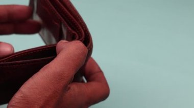 Balikpapan-Endonezya Nisan 10,2025 Yoksulluk ve mali kayıp kavramı. Cüzdanı erkeklerin elinde boş. Yoksulluk ve finansal kayıp kavramı. Enflasyon.