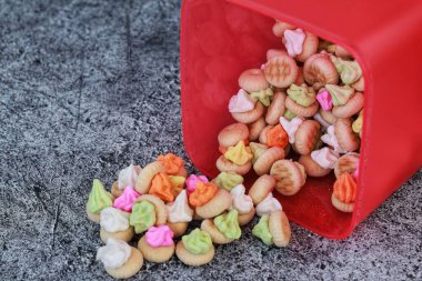 Gem Rose bisküvileri ya da Monas keki yakın plan, eski moda bisküviler çocuklar ve yetişkinler için popüler bir aperatiftir..