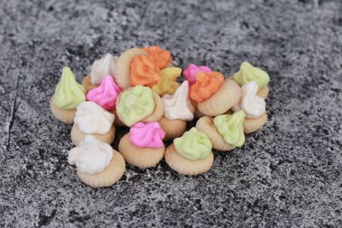 Gem Rose bisküvileri ya da Monas keki yakın plan, eski moda bisküviler çocuklar ve yetişkinler için popüler bir aperatiftir..