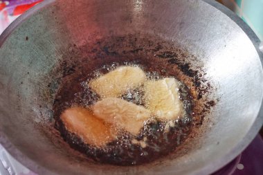 Tempe unu fırının üstünde sıcak yağda kızartılıyor, Endonezya geleneksel yemek pişirme süreci, çıtır çıtır ve altın dokular..