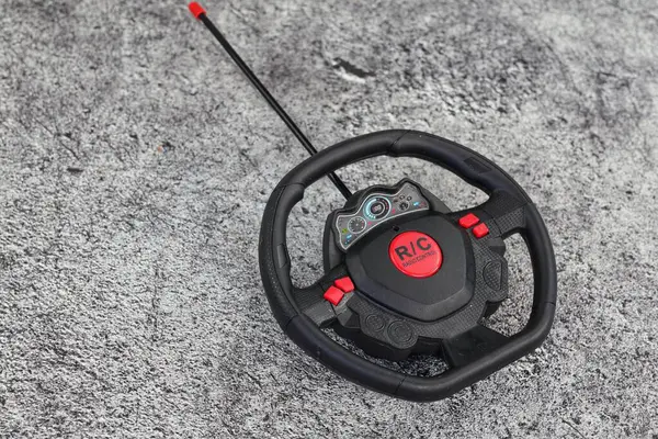 Balikpapan-Endonezya 19 Nisan 2025 RC Radyo Uzaktan Kontrolü. Gri arkaplanda izole edilmiş bir RC aracı için uzaktan kumanda.