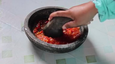 Chili Sambal yapmak için malzemeler, kızarmış kırmızı biber sosu, sambal yapmak için işlem.