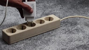 Erkek El, telefon adaptörünün fişini tak. 