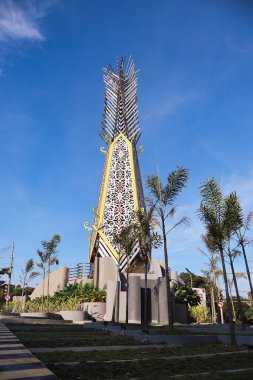 Balikpapan-Endonezya 19 Nisan 2025 Madinatul İman Heykeli, Bu anıt Balikpapan şehrinin yerel bilgeliğini, tarihsel ruhunu ve ruhani değerlerini yansıtan bir ikon, sembol ve kimliktir..