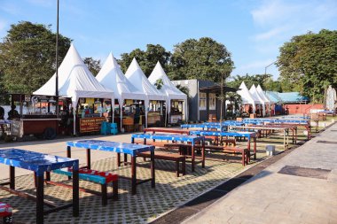 Balikpapan-Endonezya 19 Nisan 2025 Boş GUBAH Kafe Parkı, Ring Caddesi Balikpapan 'da bahçe kafesi kavramına sahip modern aşçılık.