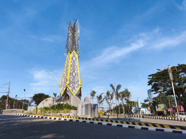 Balikpapan-Endonezya 19 Nisan 2025 Madinatul İman Heykeli, Bu anıt Balikpapan şehrinin yerel bilgeliğini, tarihsel ruhunu ve ruhani değerlerini yansıtan bir ikon, sembol ve kimliktir..