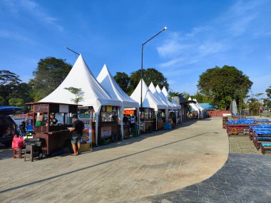 Balikpapan-Endonezya 19 Nisan 2025 Boş GUBAH Kafe Parkı, Ring Caddesi Balikpapan 'da bahçe kafesi kavramına sahip modern aşçılık.