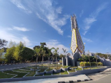 Balikpapan-Endonezya 19 Nisan 2025 Madinatul İman Heykeli, Bu anıt Balikpapan şehrinin yerel bilgeliğini, tarihsel ruhunu ve ruhani değerlerini yansıtan bir ikon, sembol ve kimliktir..