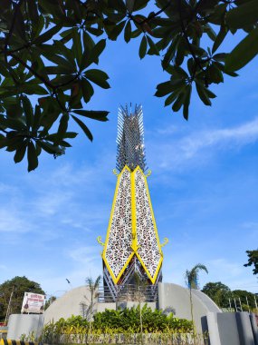 Balikpapan-Endonezya 19 Nisan 2025 Madinatul İman Heykeli, Bu anıt Balikpapan şehrinin yerel bilgeliğini, tarihsel ruhunu ve ruhani değerlerini yansıtan bir ikon, sembol ve kimliktir..