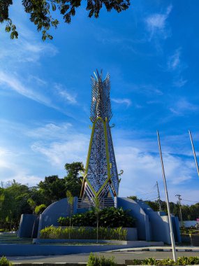 Balikpapan-Endonezya 19 Nisan 2025 Madinatul İman Heykeli, Bu anıt Balikpapan şehrinin yerel bilgeliğini, tarihsel ruhunu ve ruhani değerlerini yansıtan bir ikon, sembol ve kimliktir..