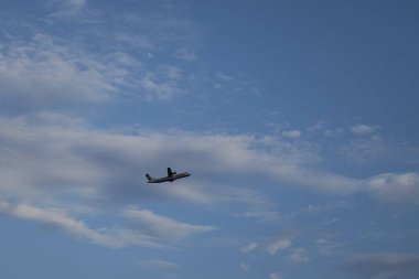 Mavi gökyüzünde uçan uçaklar, gökyüzünde uçan beyaz yolcu uçakları arka planda inanılmaz bulutlar - hava taşımacılığı ile seyahat.