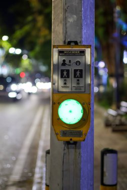 Balikpapan-Endonezya 2 Mayıs 2025 Balikpapan trafik sinyal kesme düğmesi. Trafik sinyali yeşil ışık yakan yaya tesislerini kontrol ediyor..