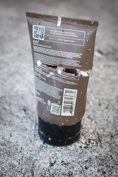 Balikpapan-Endonezya 3 Mayıs 2025 Yüz fırçası şişesi kesilmiş çünkü gri arka planda çok az izole kalmış..