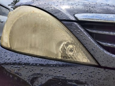 Araba farları donuk ve kirli, Eski Soluk Araba Farları, Uzun süreli güneşe maruz kalmaktan kaynaklanan kör sarı farlar. Renklendirici far camı.