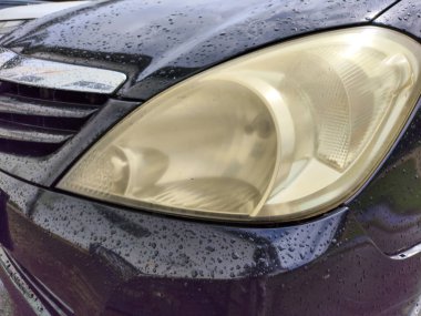 Araba farları donuk ve kirli, Eski Soluk Araba Farları, Uzun süreli güneşe maruz kalmaktan kaynaklanan kör sarı farlar. Renklendirici far camı.