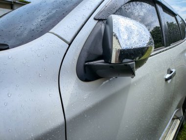 Balkpapan-Endonezya Mayıs 09.2025 modern bir arabanın dikiz aynası, Katlanmış Modern Otomatik Dış Otomatik Aynası Kapalı. Otomotiv Teması.