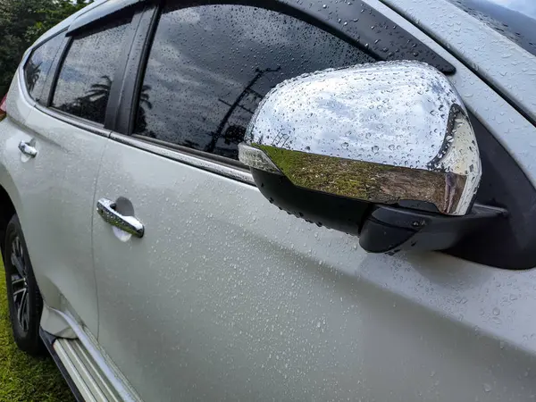 Balkpapan-Endonezya Mayıs 09.2025 modern bir arabanın dikiz aynası, Katlanmış Modern Otomatik Dış Otomatik Aynası Kapalı. Otomotiv Teması.