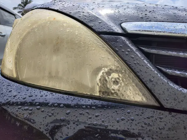 Araba farları donuk ve kirli, Eski Soluk Araba Farları, Uzun süreli güneşe maruz kalmaktan kaynaklanan kör sarı farlar. Renklendirici far camı.