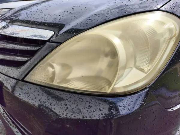 Araba farları donuk ve kirli, Eski Soluk Araba Farları, Uzun süreli güneşe maruz kalmaktan kaynaklanan kör sarı farlar. Renklendirici far camı.