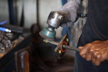 Balkpapan-Endonezya Mayıs 09.2025 İnşaatçı bir üçkağıtçıyla çalışıyor. Tel temizleme fırçası. Pas ve betondan yapılmış temizleme metali. İşçi, metalden pas temizlemek için öğütücü kullanıyor.