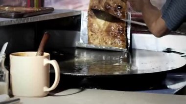 Balikpapan-Endonezya 10.2025 Martabak Telur üretme veya pişirme süreci olabilir. Tavada sıcak yağ ile kızartılan aperatifler yumurta, et, sebze ve baharatla dolu undan yapılır..