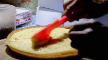 Kapalı el serpme tatlı martabak tepsi. Martabak Manis, tatlı Endonezya Tatlısı yapma süreci (terang bulan).