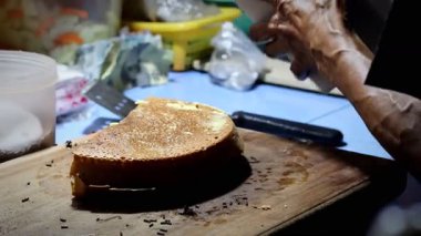 Tahta kesme tahtasıyla Martabak 'yı yakın mesafeden doğra. Martabak Manis 'i yapma süreci, tatlı Endonezya Tatlısı