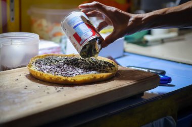 Balikpapan-Endonezya 10 Mayıs 2025 Kapalı el yapımı konsantre süt. Martabak Manis, tatlı Endonezya Tatlısı yapma süreci (terang bulan).