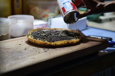 Balikpapan-Endonezya 10 Mayıs 2025 Kapalı el yapımı konsantre süt. Martabak Manis, tatlı Endonezya Tatlısı yapma süreci (terang bulan).