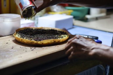 Balikpapan-Endonezya 10 Mayıs 2025 Kapalı el yapımı konsantre süt. Martabak Manis, tatlı Endonezya Tatlısı yapma süreci (terang bulan).
