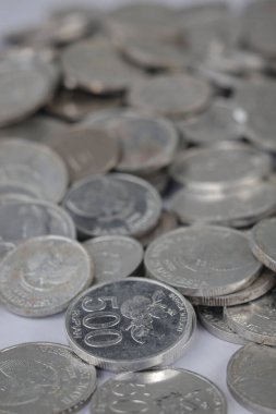 Rupiah parası, bozuk para değişimi, farklı değerlerde beyaz sikkeler. Finans kavramı