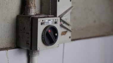 20 Mayıs 2025 'te Balikpapan-Endonezya erkek elini kapat ya da evde gece yarısı gri ve duvar ile beyaz ışık düğmesini aç ya da kapat. Güç, Enerji, Güvenlik, Elektrik Kaydediliyor.