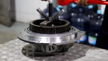 Tamirci Allison transmisyon 4000 serisinin arka kapağına yaylı piston yerleştiriyor..