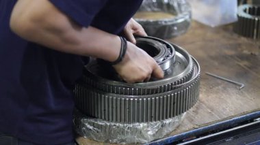 El mekaniği montaj halkası şanzıman komatsu atölyesinde kapatın.