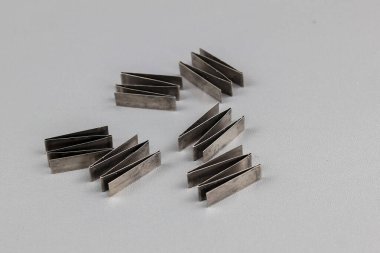 Allison Transmission Tork Dönüştürücü Stator Gri arkaplanda izole edilmiş yay zigzag.