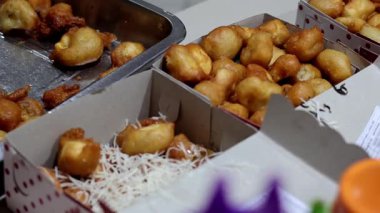 Satıcı pisang keju, Pisang goreng tepung keju, peynirli muz ve çikolatalı makarna servis edip hazırlıyor. Endonezya sokak yemekleri.