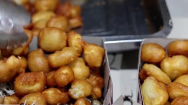 Satıcı pisang keju, Pisang goreng tepung keju, peynirli muz ve çikolatalı makarna servis edip hazırlıyor. Endonezya sokak yemekleri.