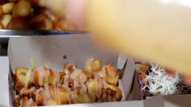 Satıcı pisang keju, Pisang goreng tepung keju, peynirli muz ve çikolatalı makarna servis edip hazırlıyor. Endonezya sokak yemekleri.