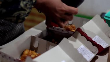 Satıcı pisang keju, Pisang goreng tepung keju, peynirli muz ve çikolatalı makarna servis edip hazırlıyor. Endonezya sokak yemekleri.